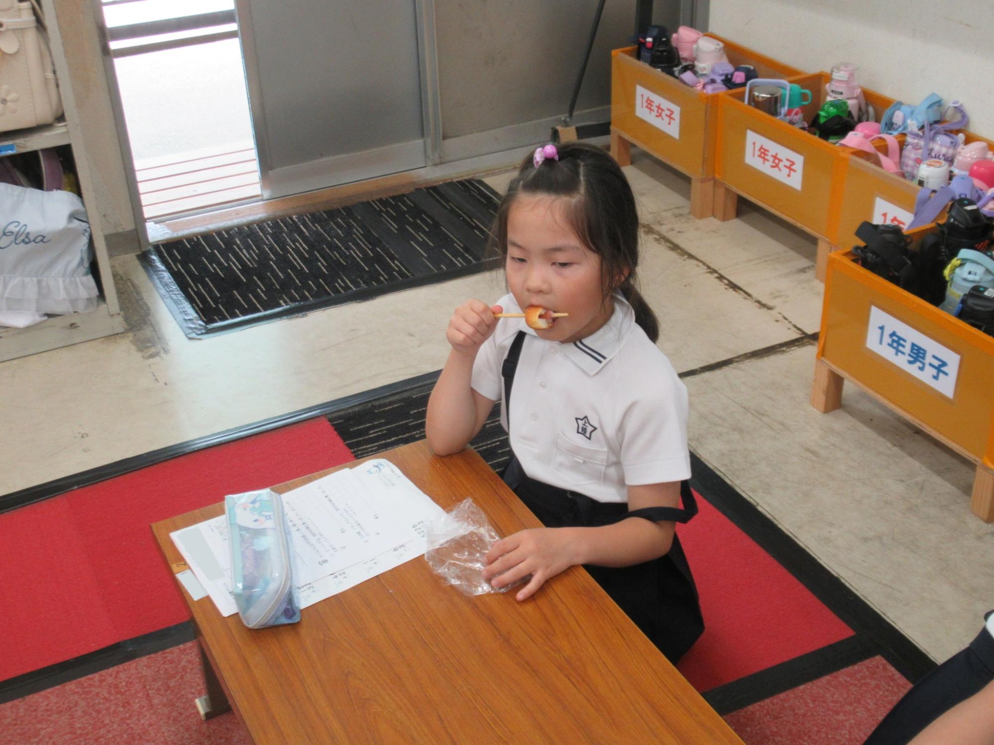 おやつを食べる子ども