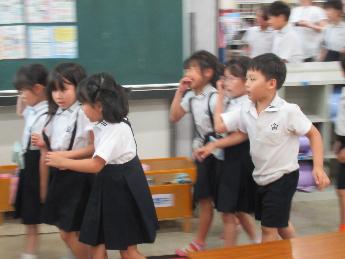 避難する子どもたち