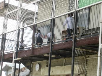 避難する子どもたち