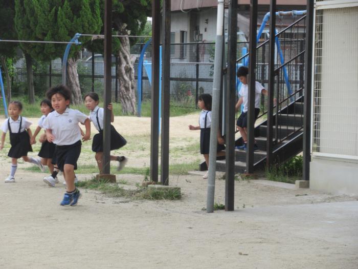 避難する子どもたち