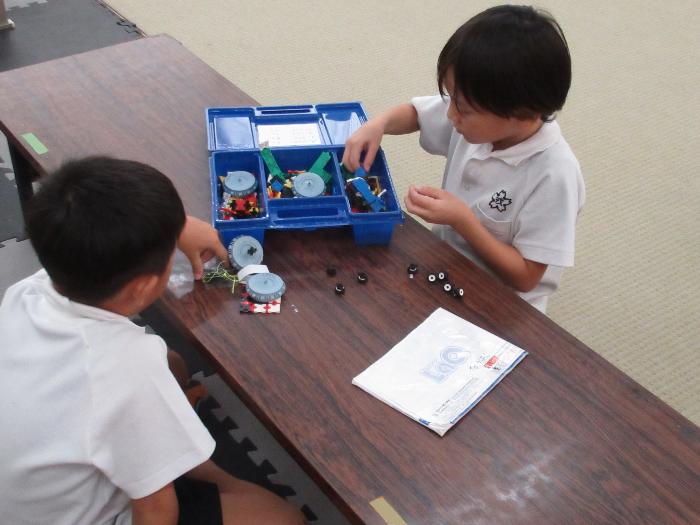 ブロックで遊ぶ子どもたち