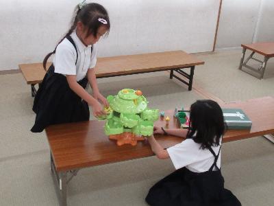 おもちゃで遊ぶ子どもたち
