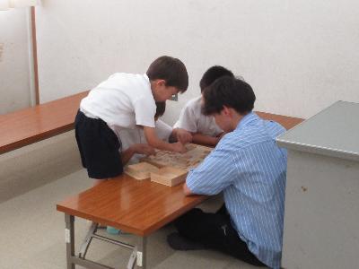 将棋で遊ぶ子どもたち