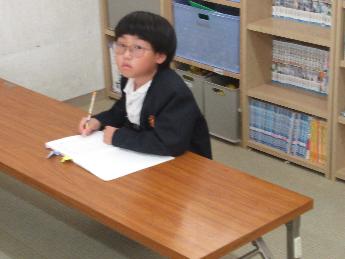 宿題をする子ども