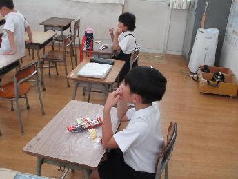 おやつを食べる子どもたち