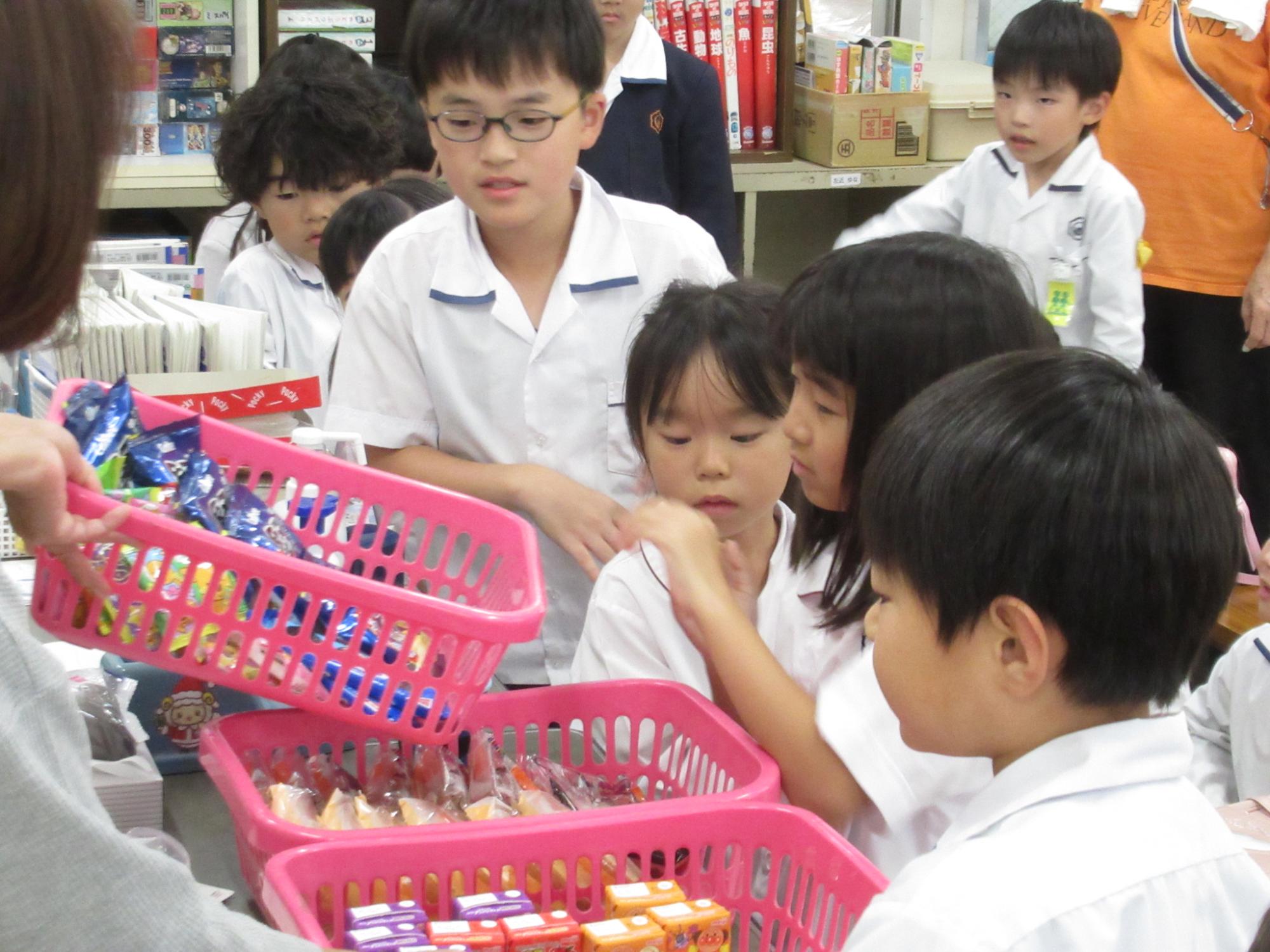 おやつを選ぶ子どもたち