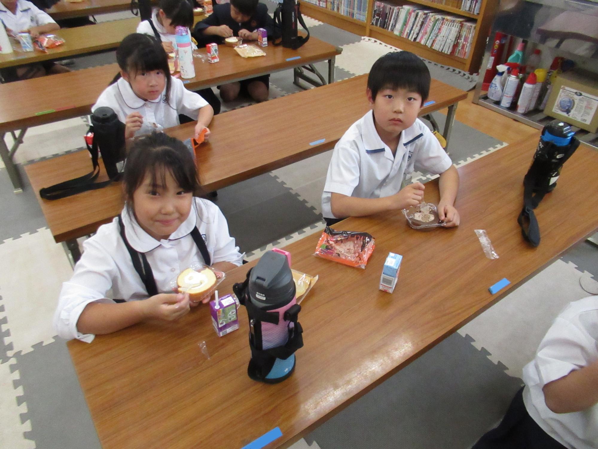 おやつを食べる子どもたち