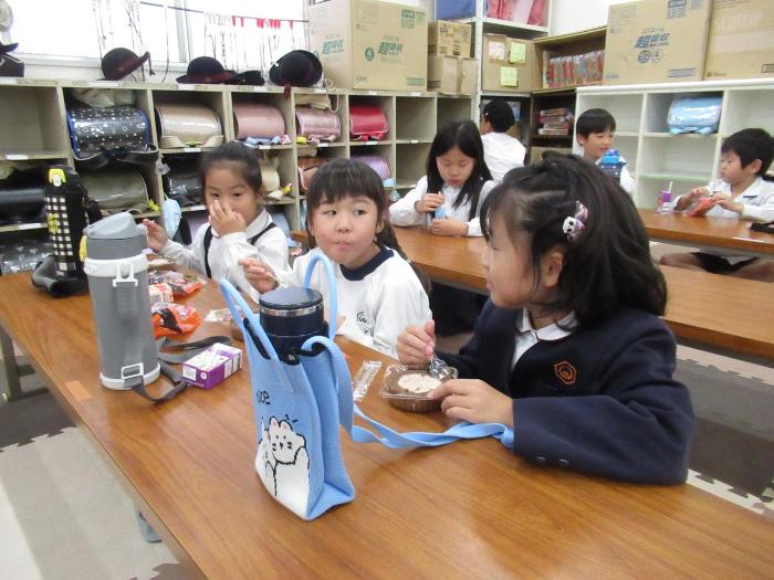 おやつを食べる子どもたち