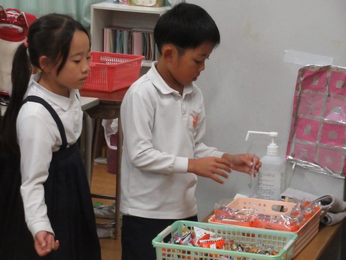 おやつを選ぶ子どもたち