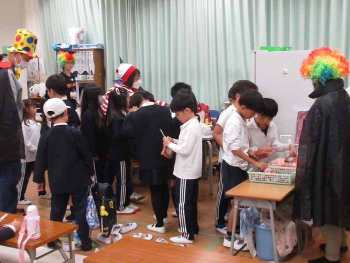 おやつを選ぶ子どもたち