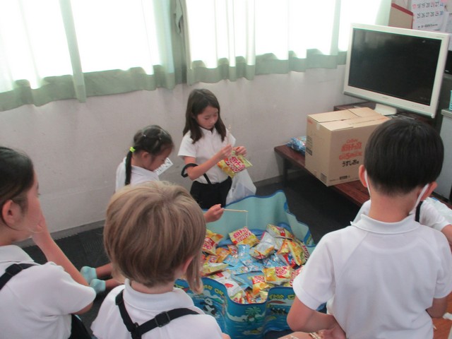 お菓子つりをする子どもたち