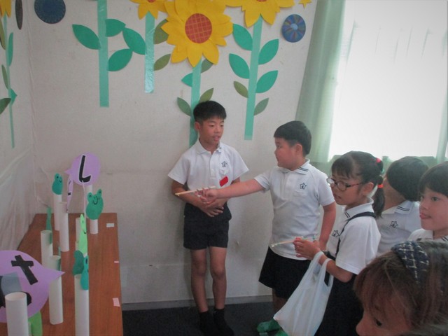 射的をする子どもたち