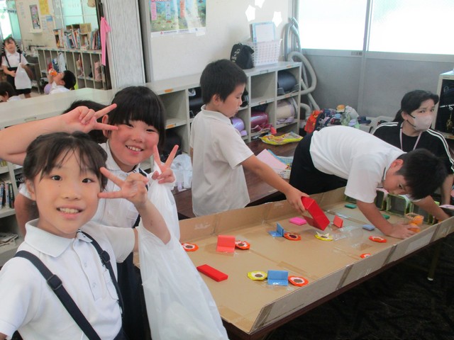 スマートボールをする子どもたち