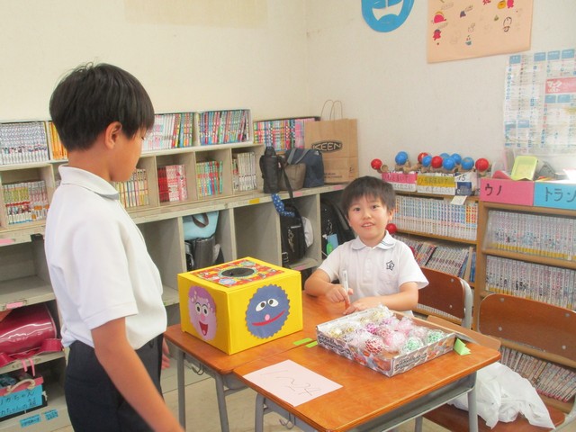 くじ引きをする子どもたち