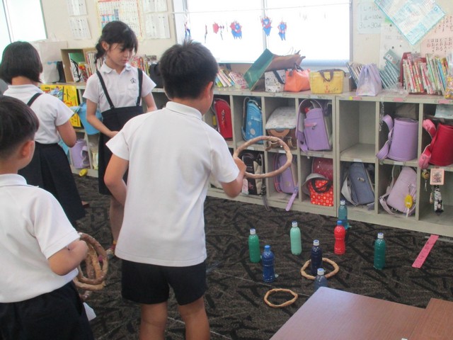 輪投げをする子どもたち