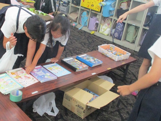 くじ引きをする子どもたち
