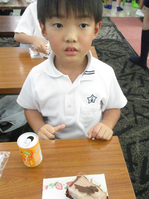 おやつを食べる子ども