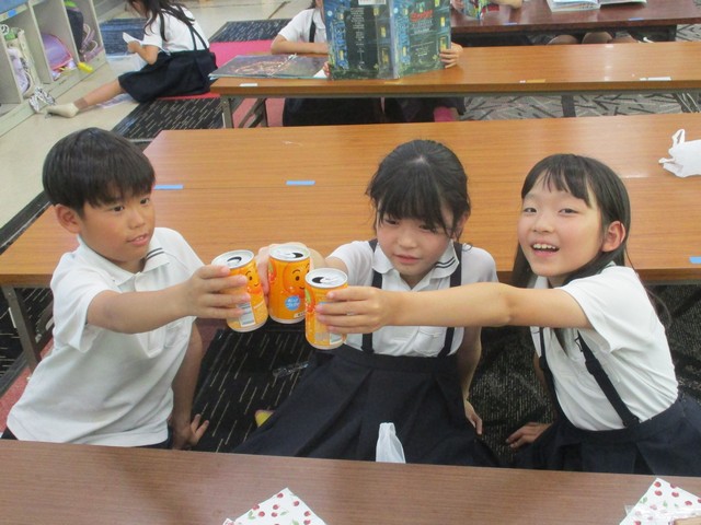 おやつを食べる子どもたち