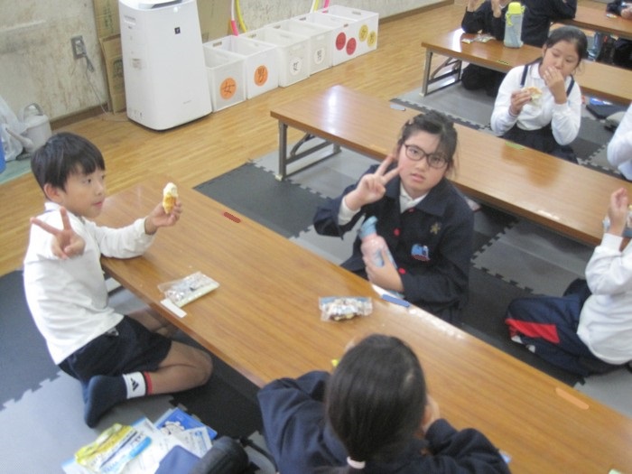 おやつを食べる子どもたち