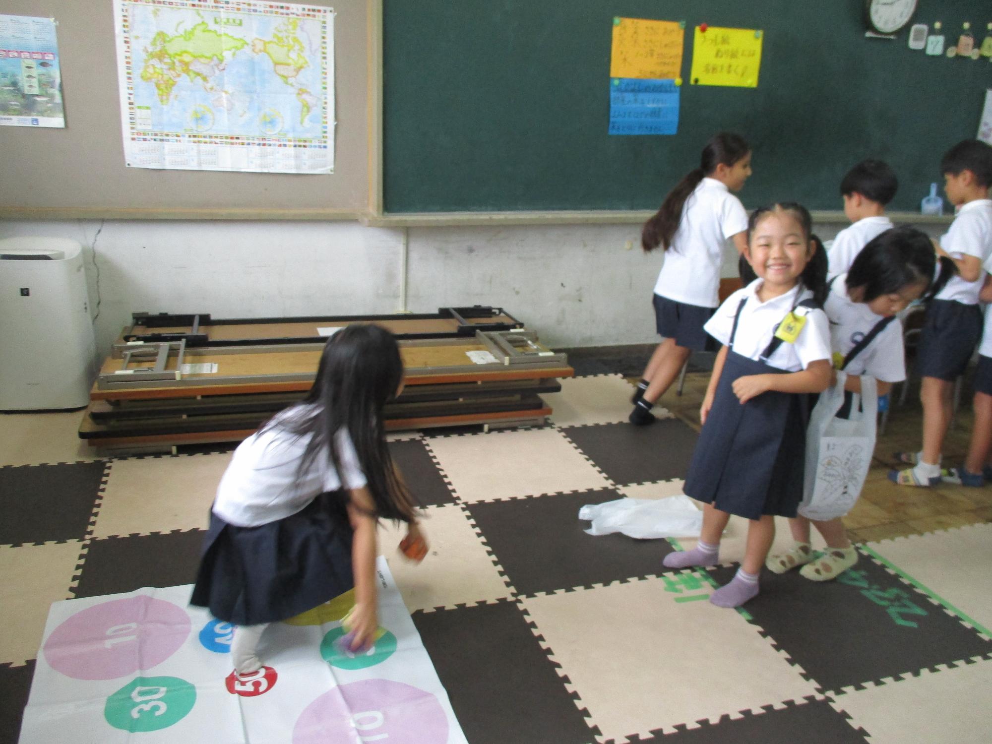 クッション投げ