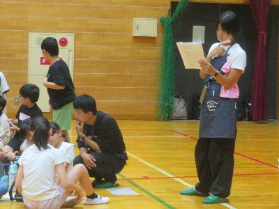 説明をきいて相談する子どもたち