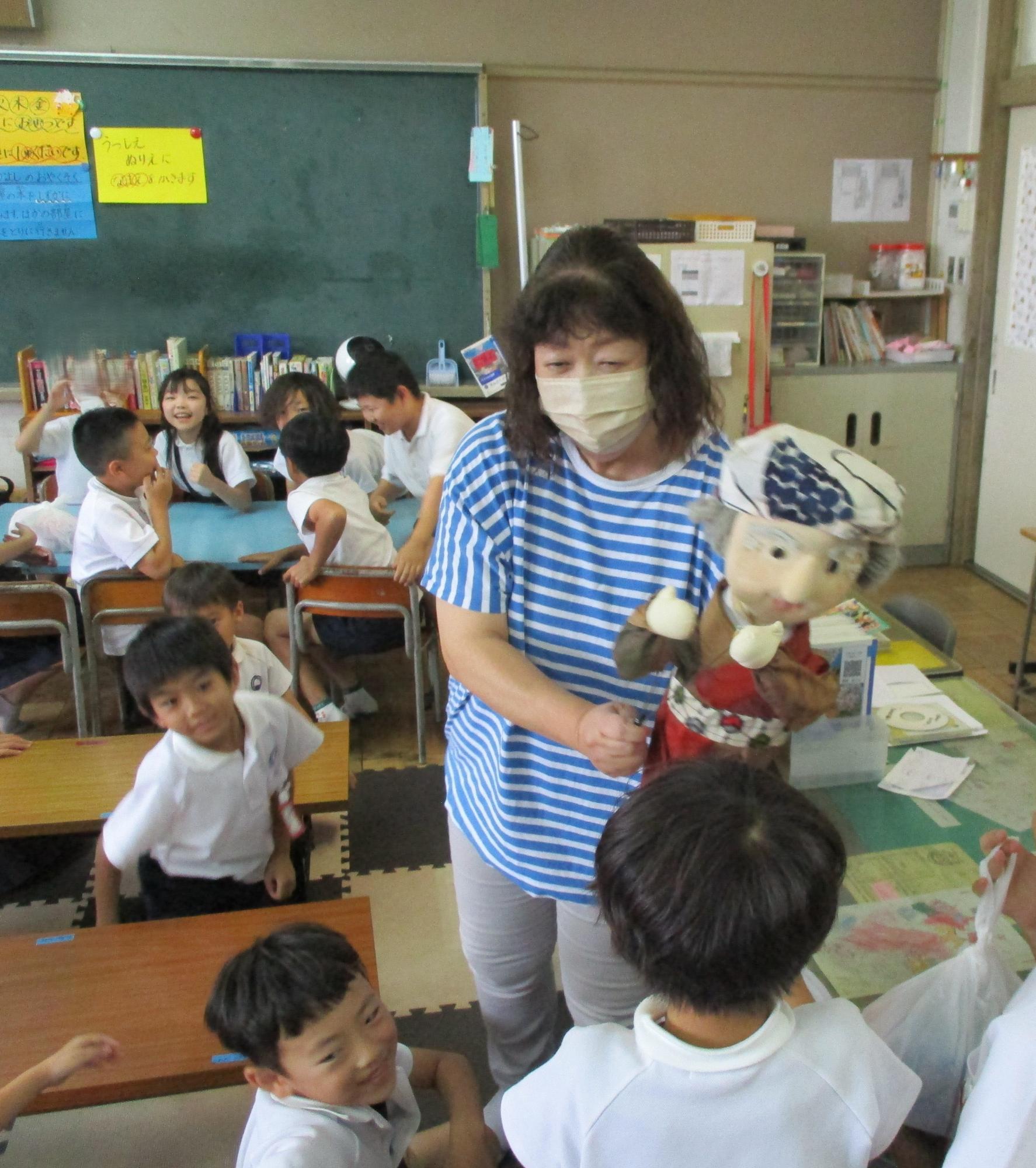 人形と遊ぶこどもたち