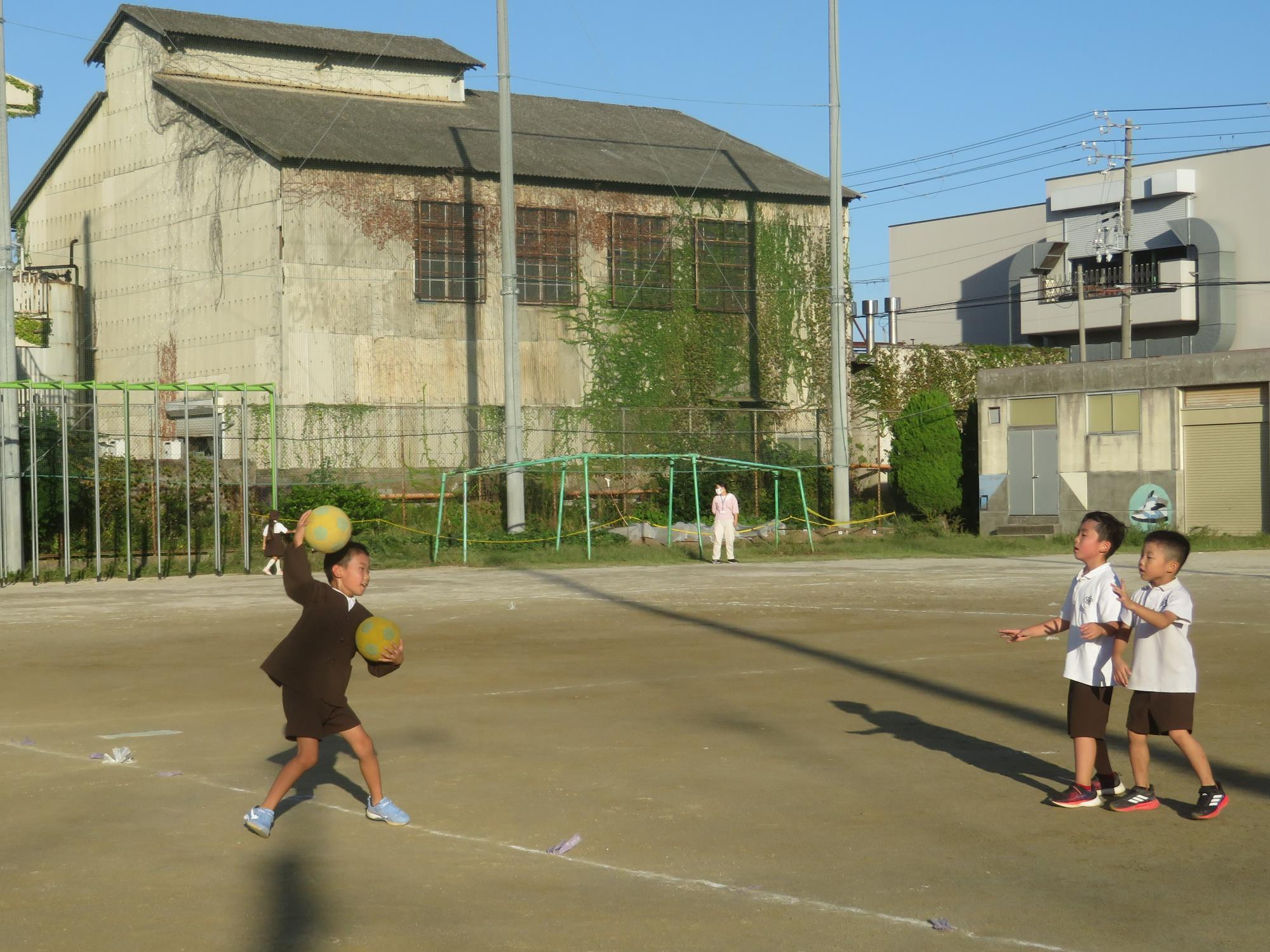 ボール2個でドッジボール