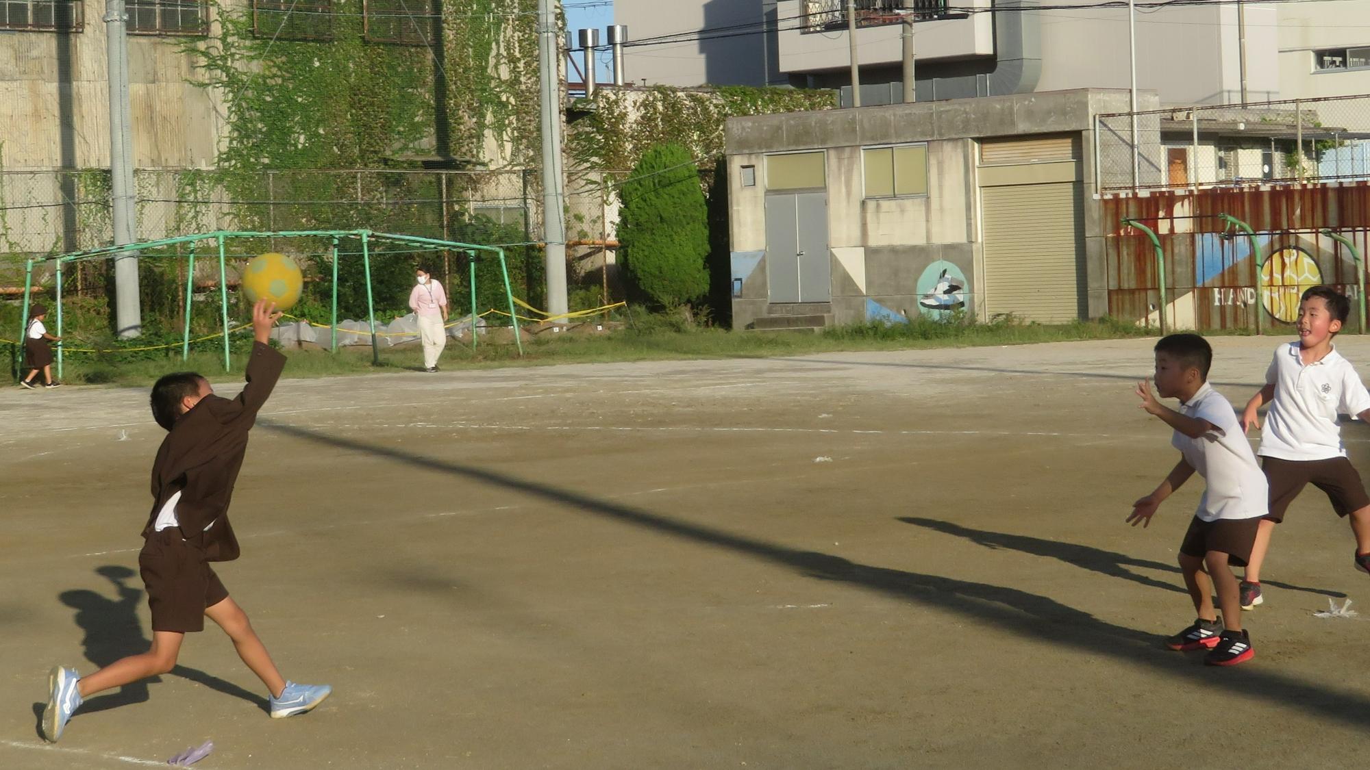 強いボールをキャッチできるかな