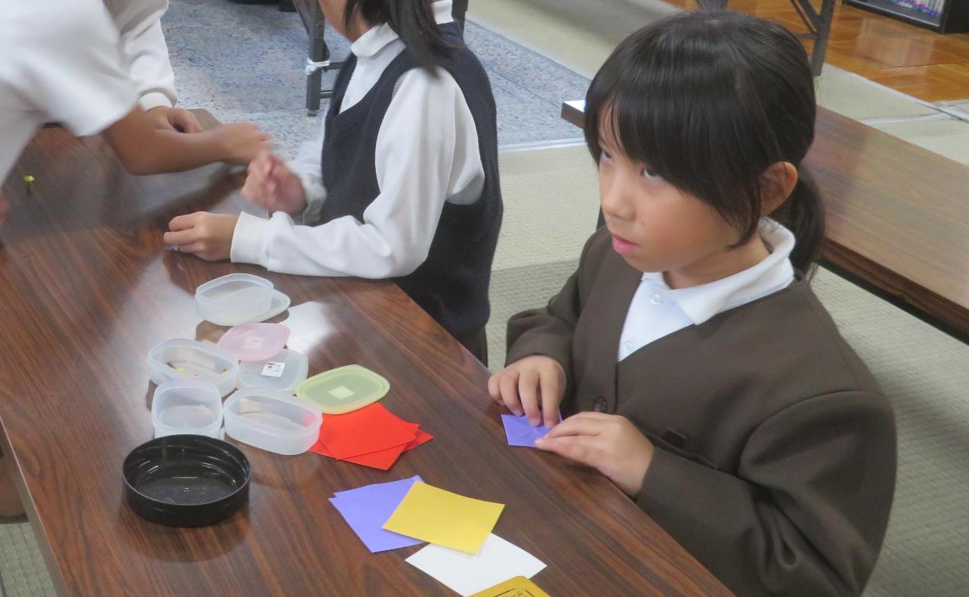 折り紙をしています