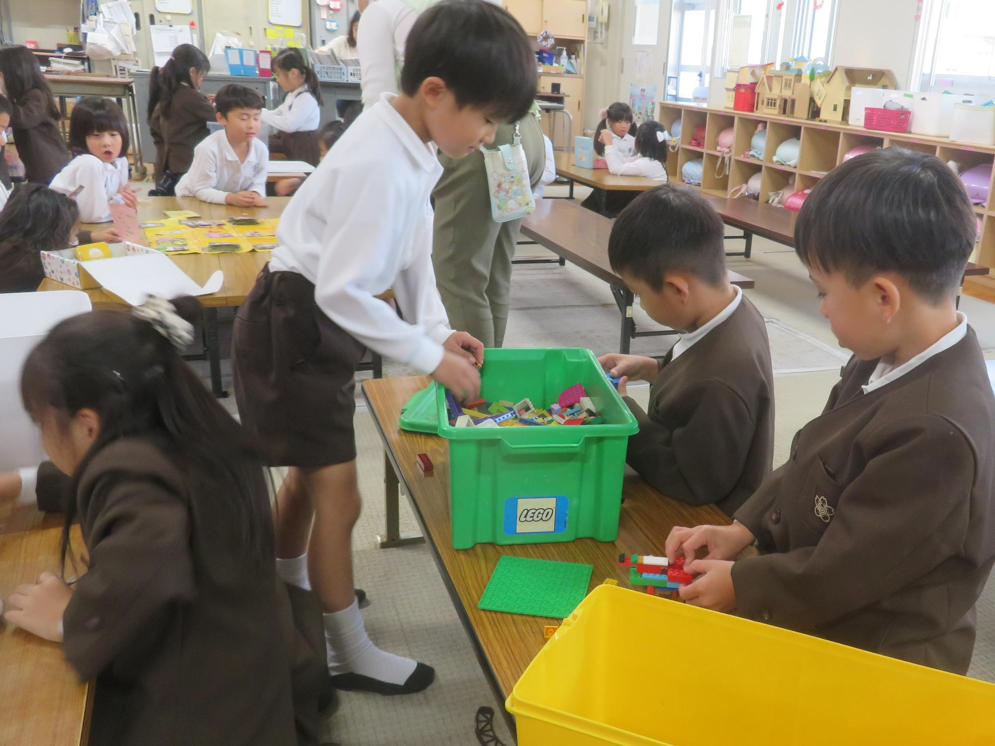 レゴブロックで遊びました