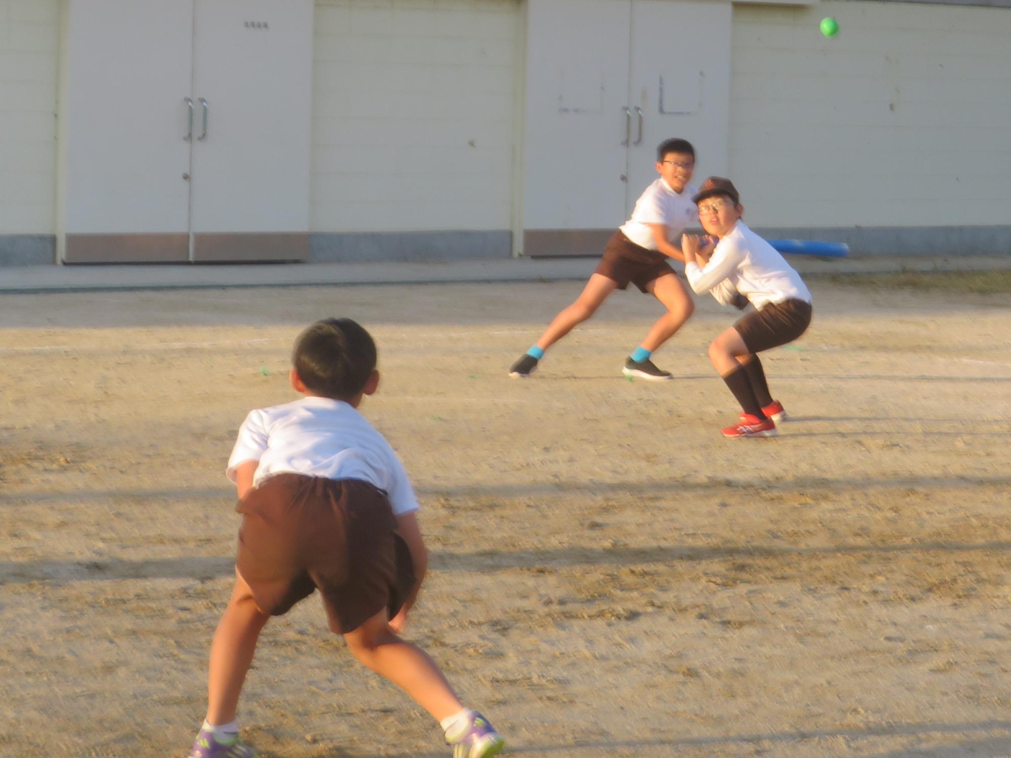 野球をしています