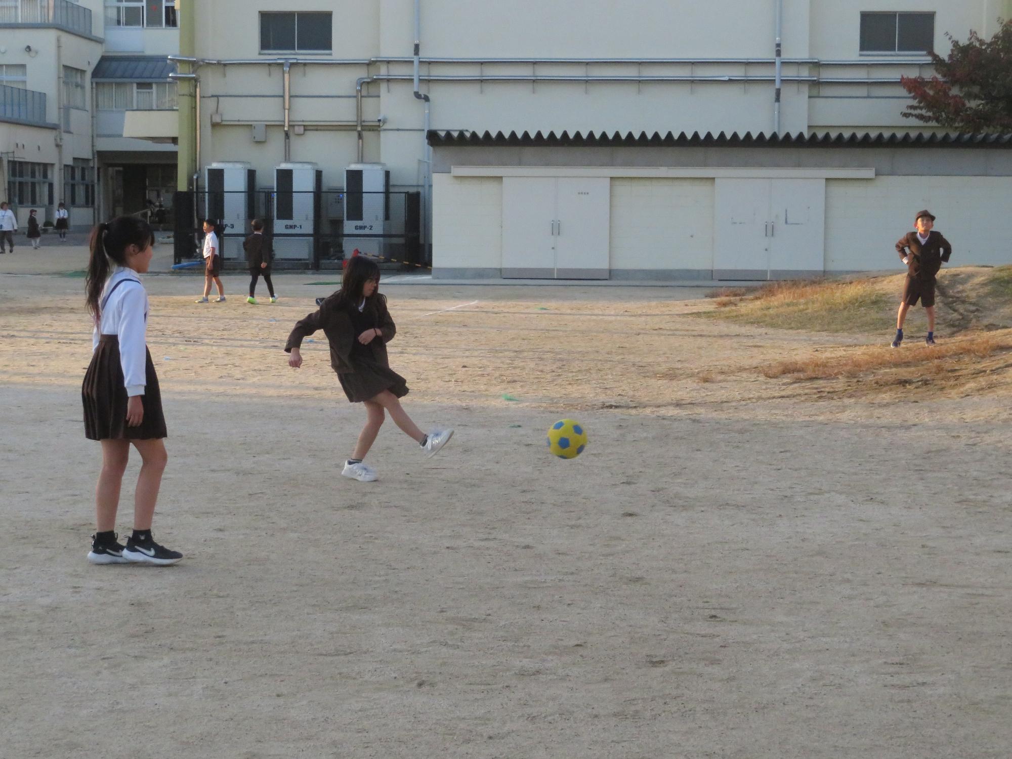 女子も負けずにシュートしました。