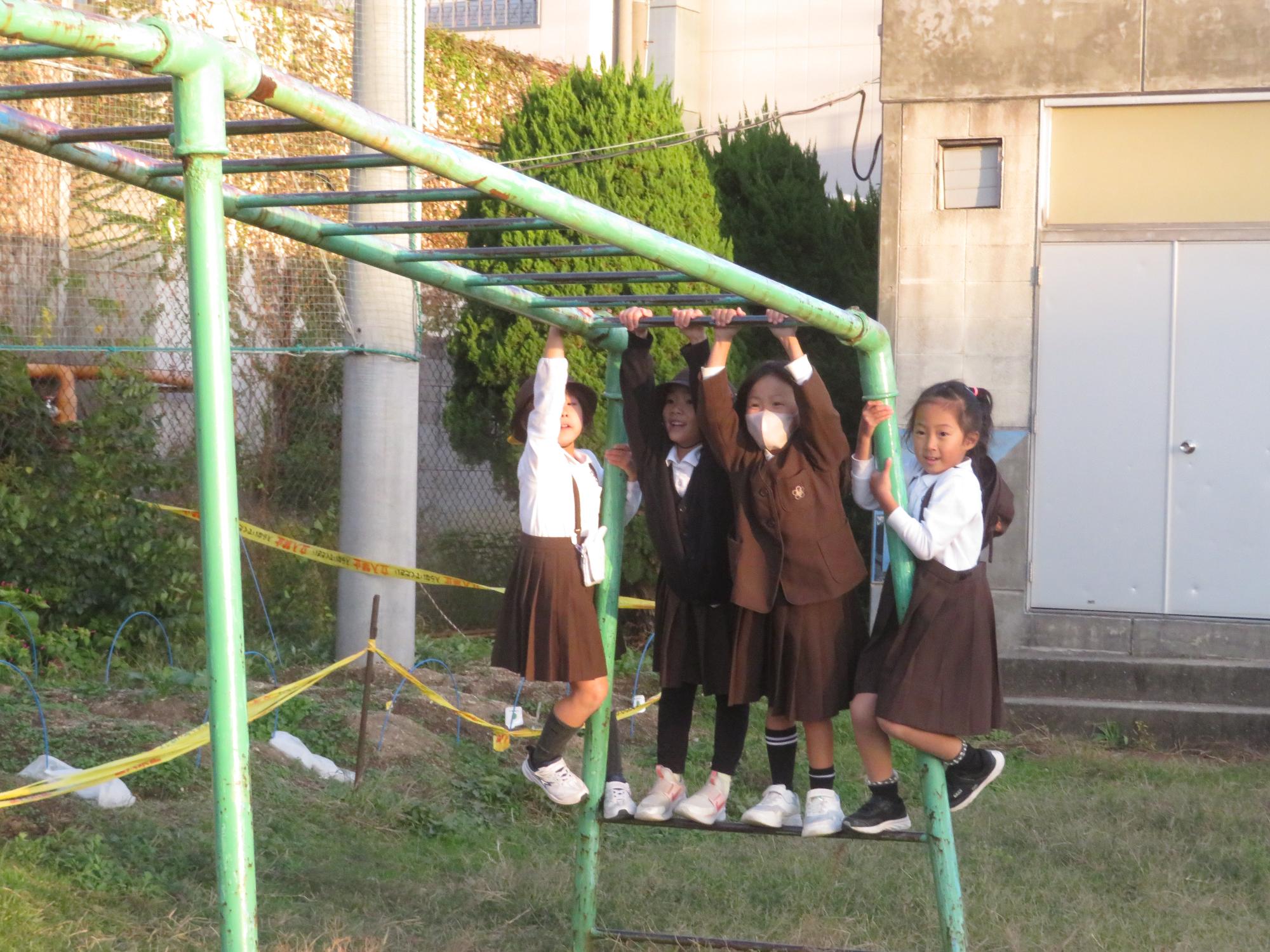 うんていで休憩