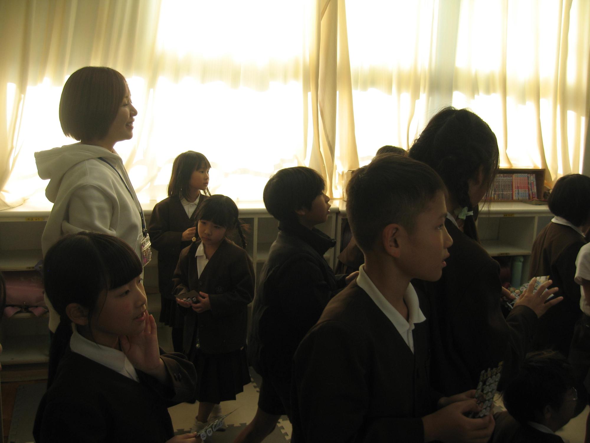 黒板の数字を見つめる