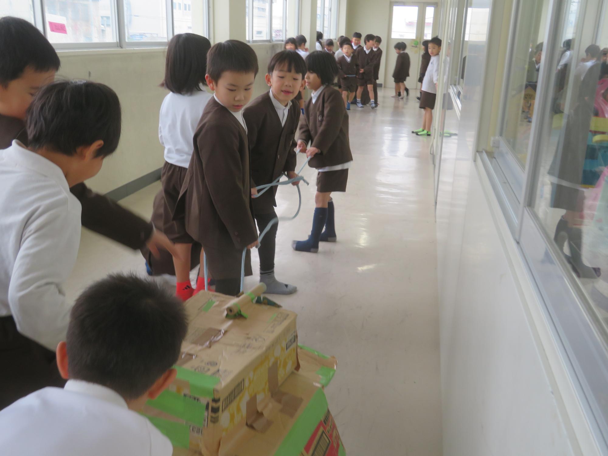 楽しくろうかで走らせます。