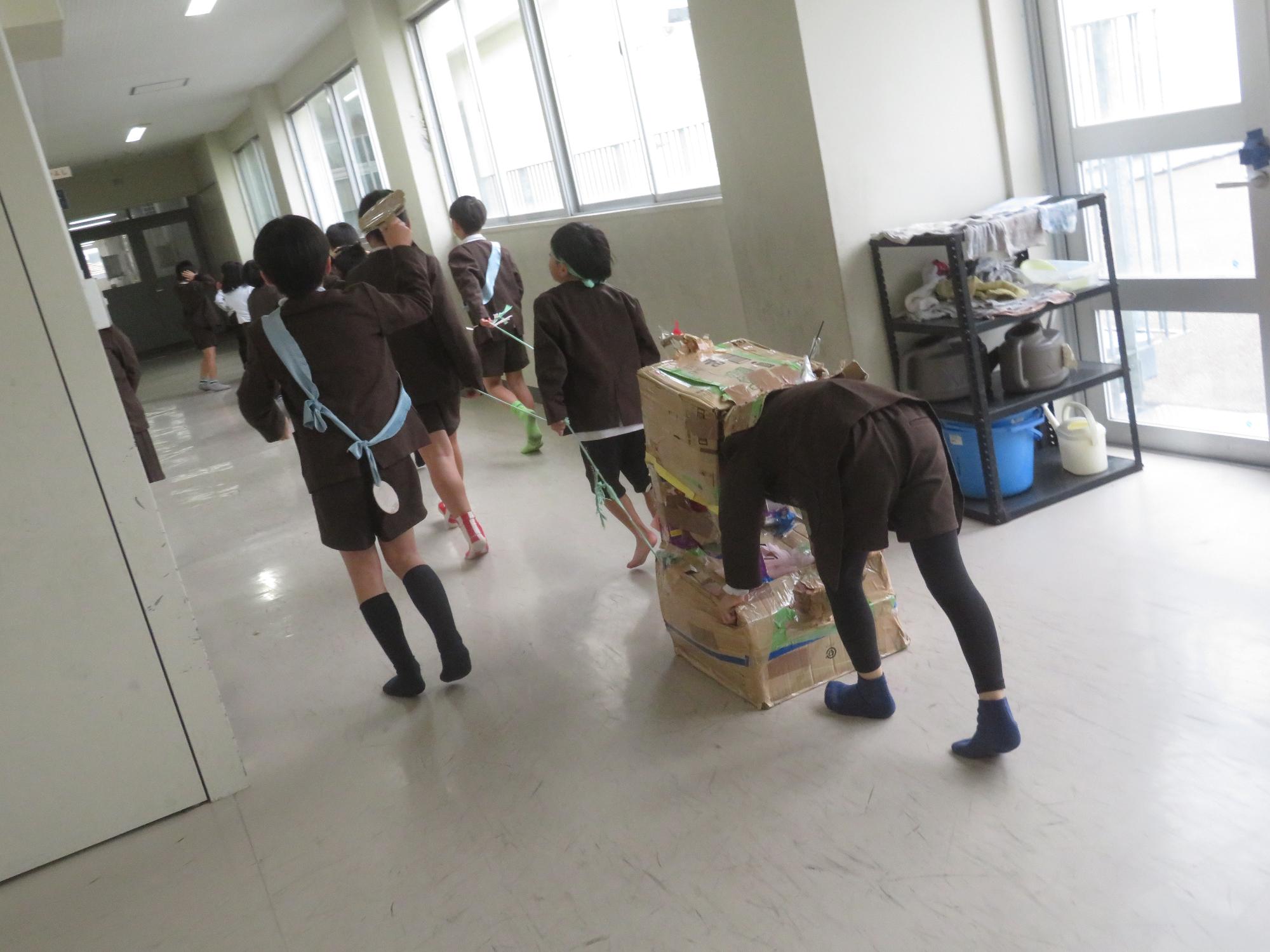 だんじりを押しています