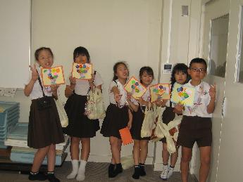 プレゼントを持って