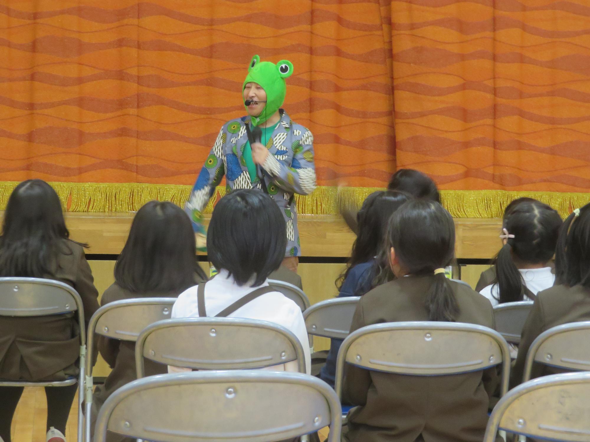 客席に折りてきてくれたカエルくん