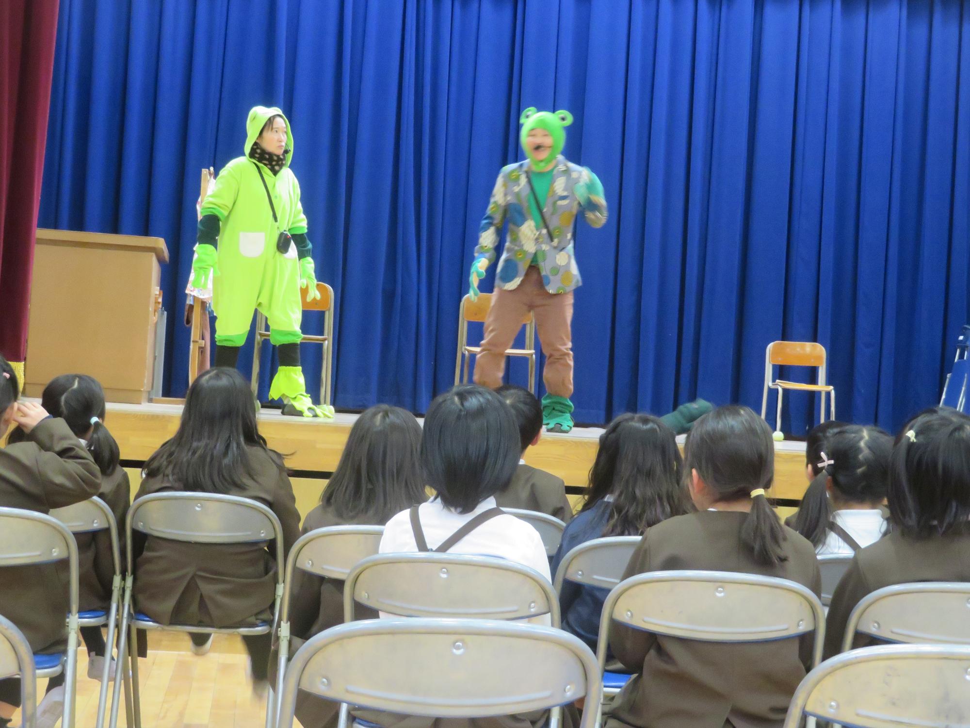 がまくんのポストには1通も手紙は来ません。見守る子どもたち。