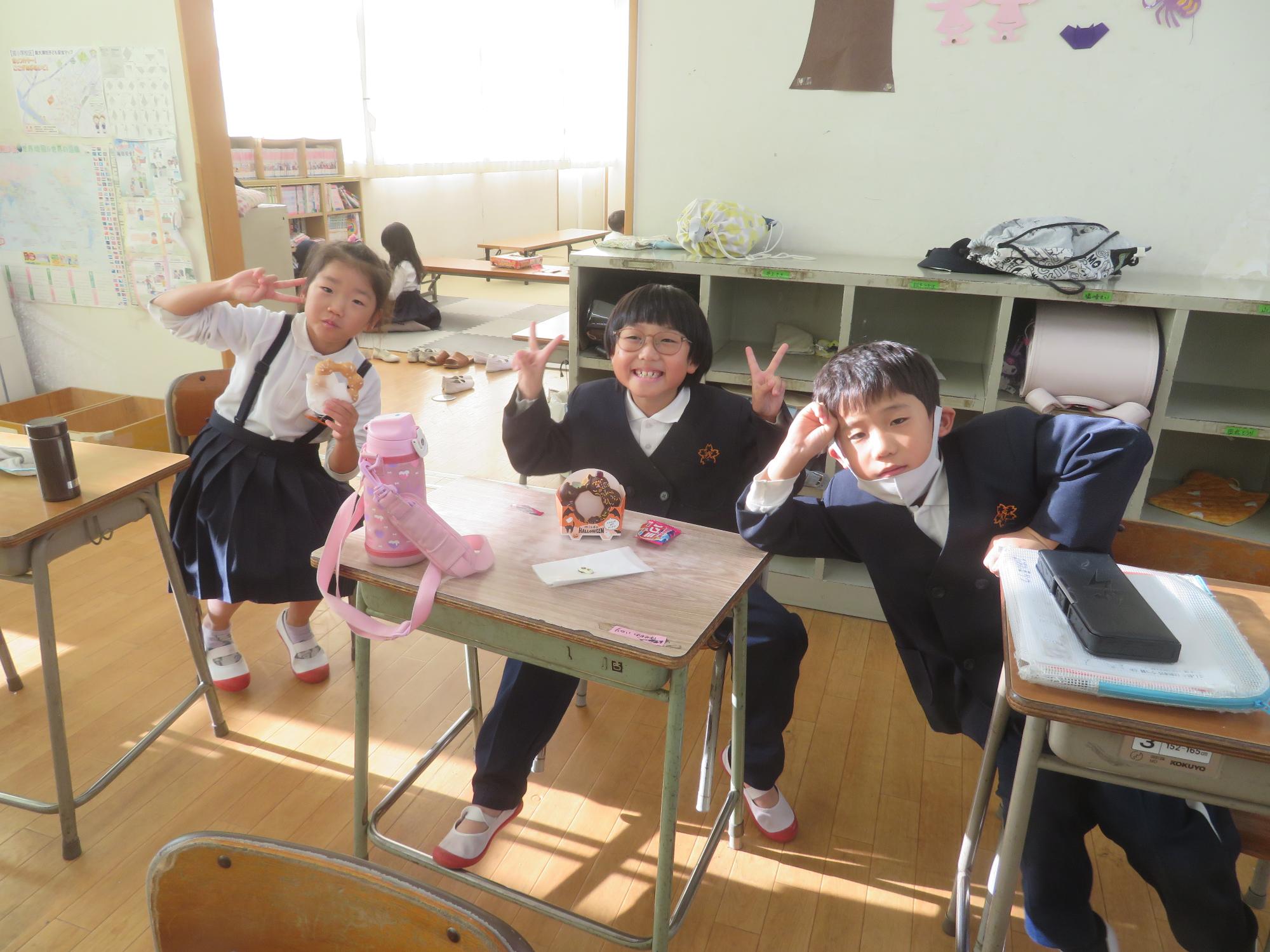 おやつのドーナツをもって