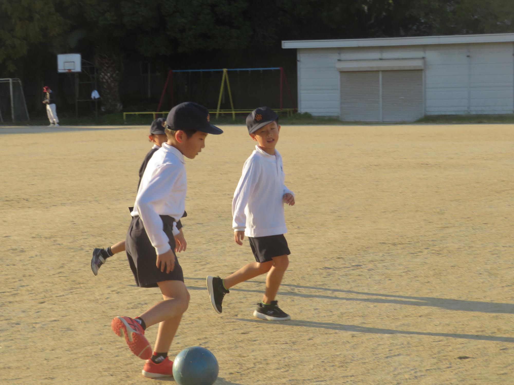 さっかーでパスをしました