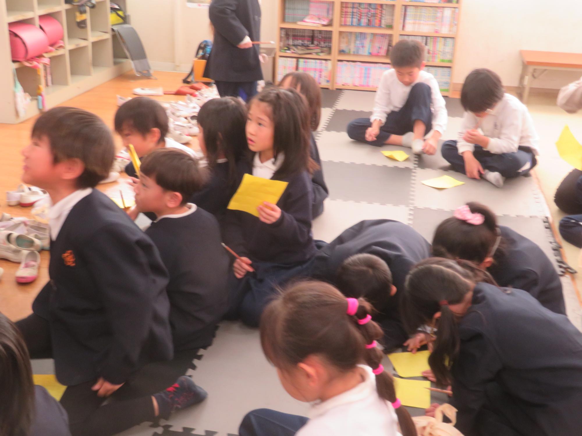 ホワイトボードの字を見つめる人。