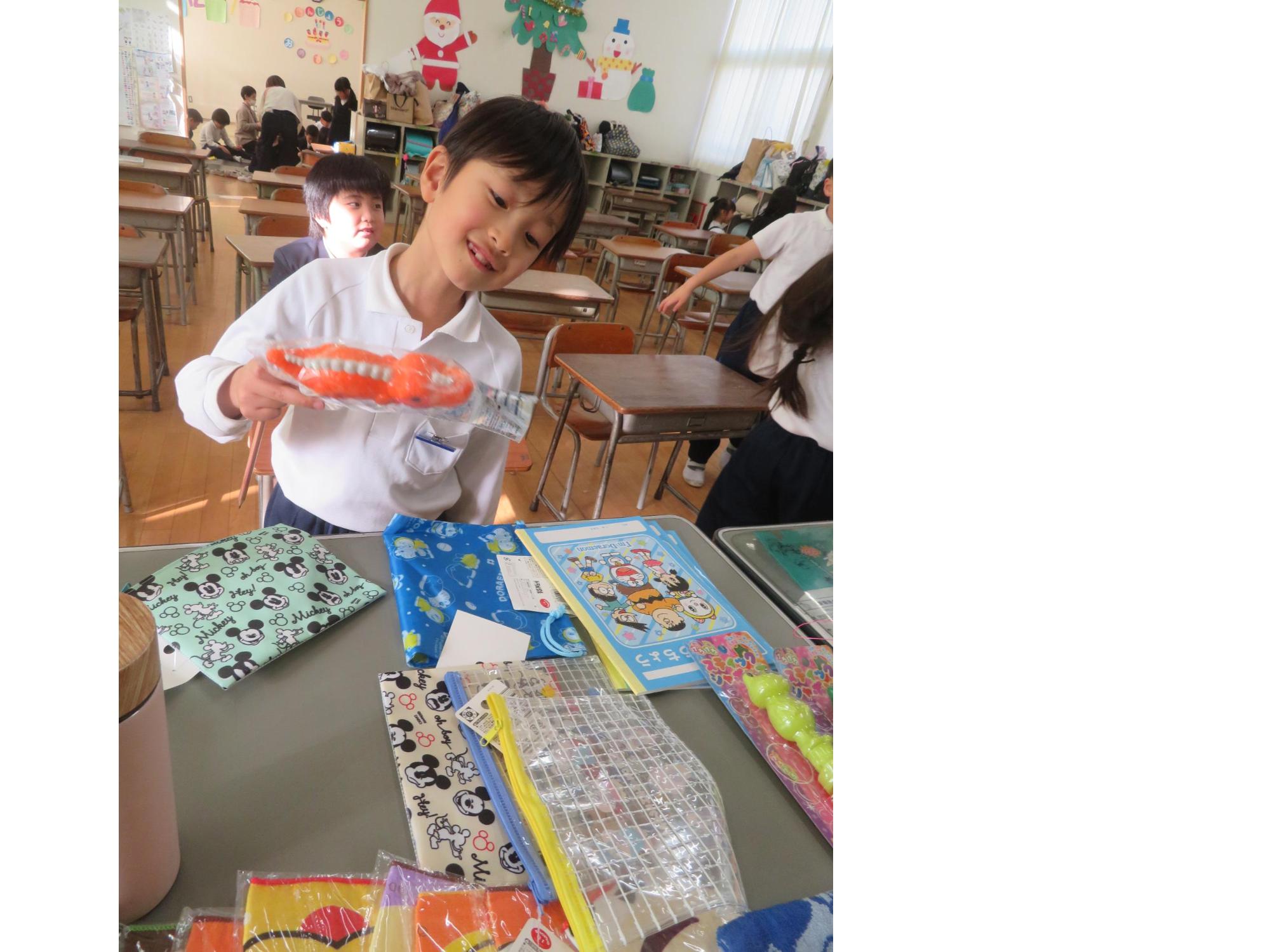 賞品を選んでいます。