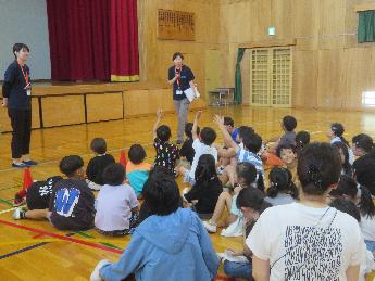 質問に答える子どもたち