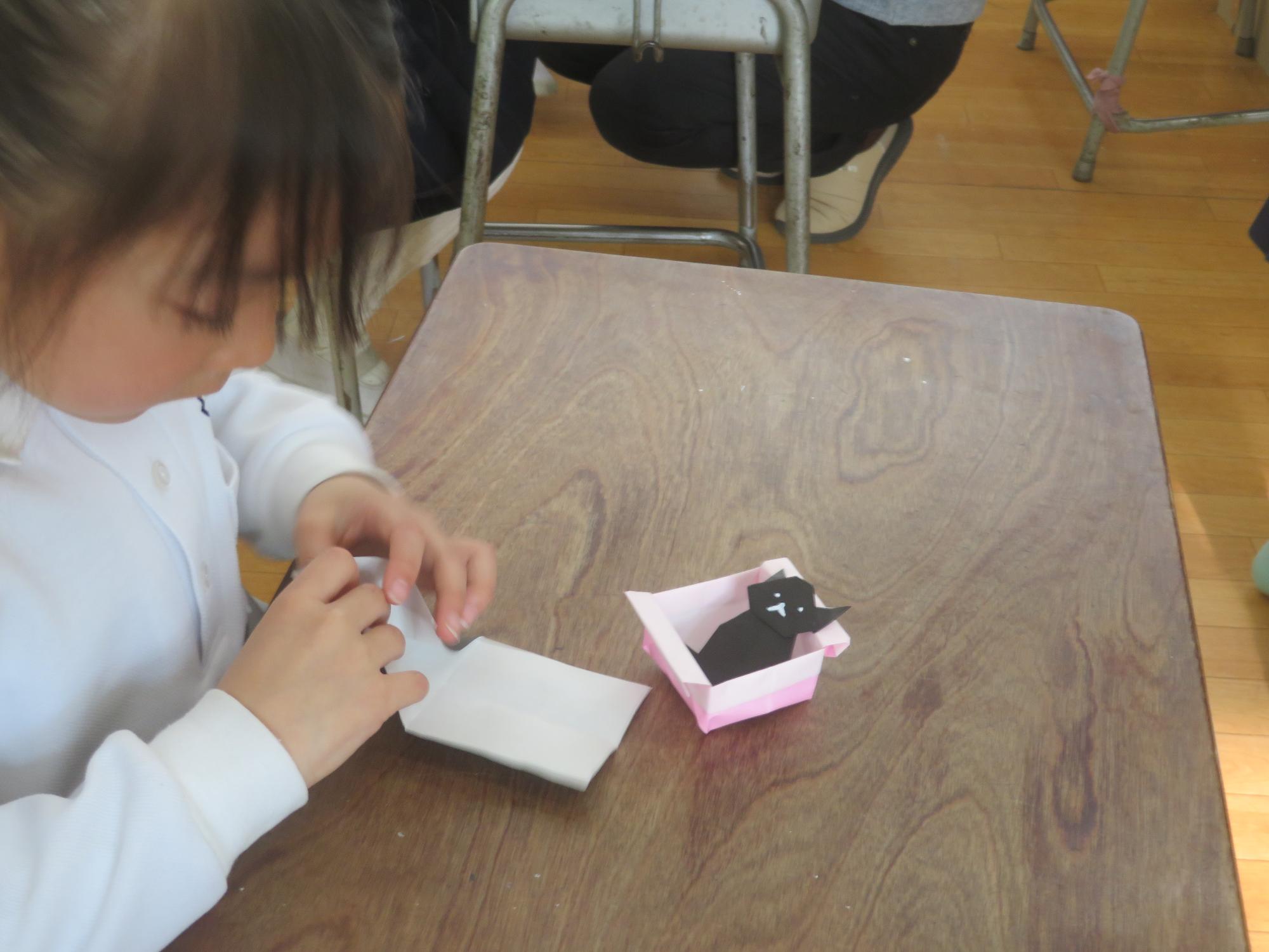 折り紙で上手にネコを作りました