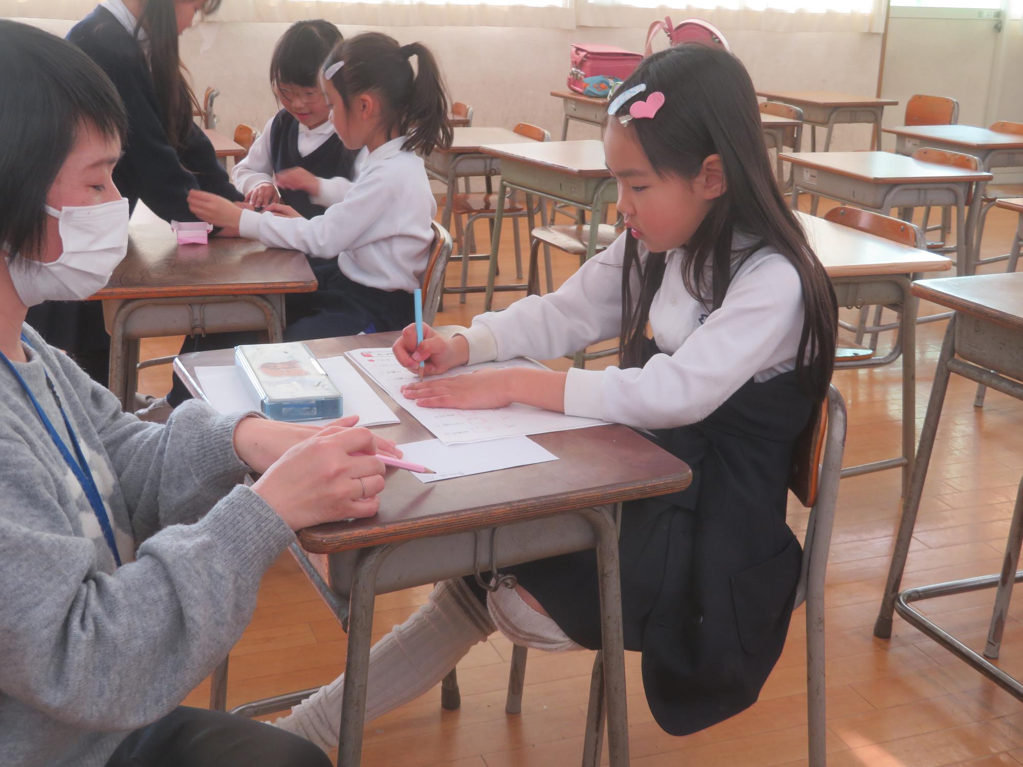 宿題のプリントに取り組んでいます