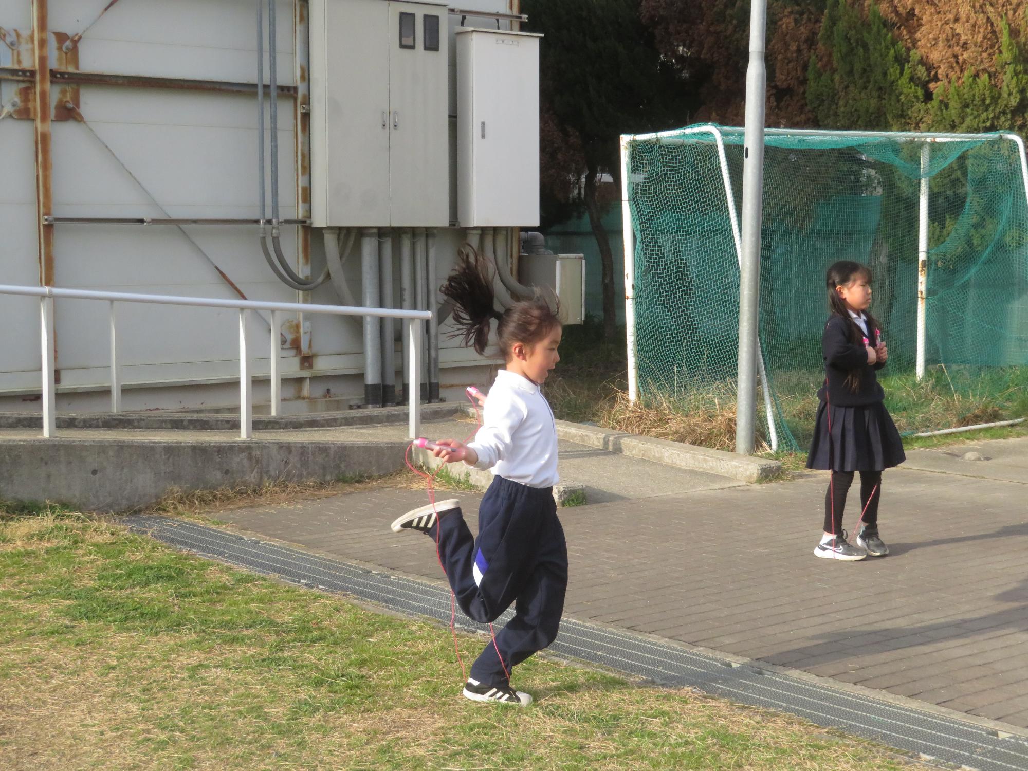 走りながら、縄跳びをしました。