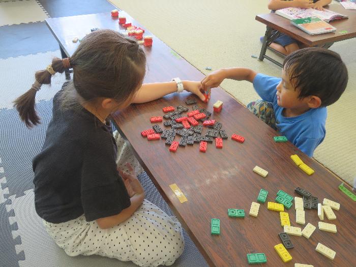 ドミノで遊びました。