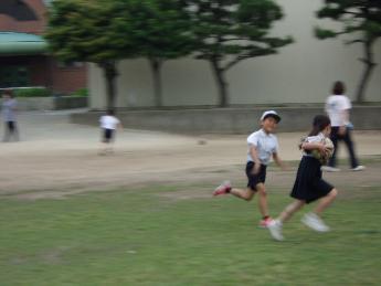 ボールを持って逃げ回っています