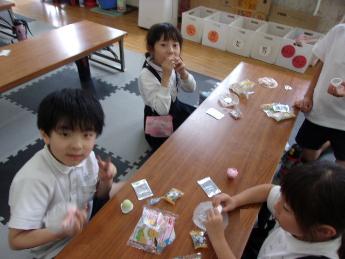 おやつを食べています